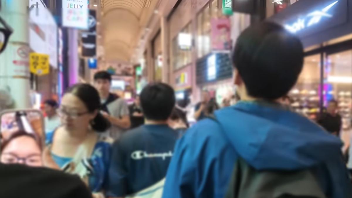 日本藍衣男子一路撞人。（圖／翻攝自YouTube頻道MadBros）