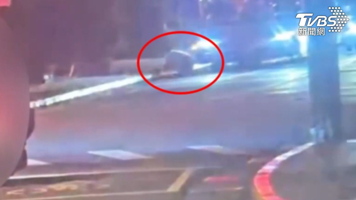 女不滿非站牌被拒載,擋公車還滑手機,最後竟跪爬離開。(圖/TVBS)