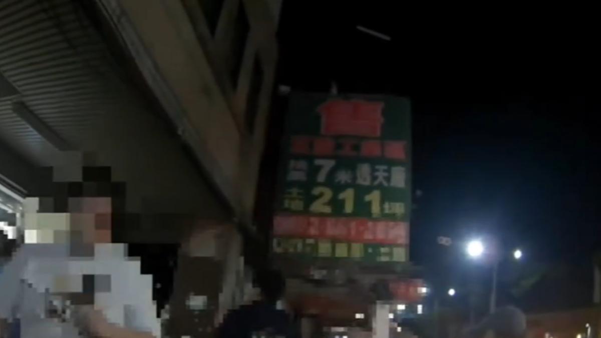 2男比賽爆口角。(圖/TVBS)