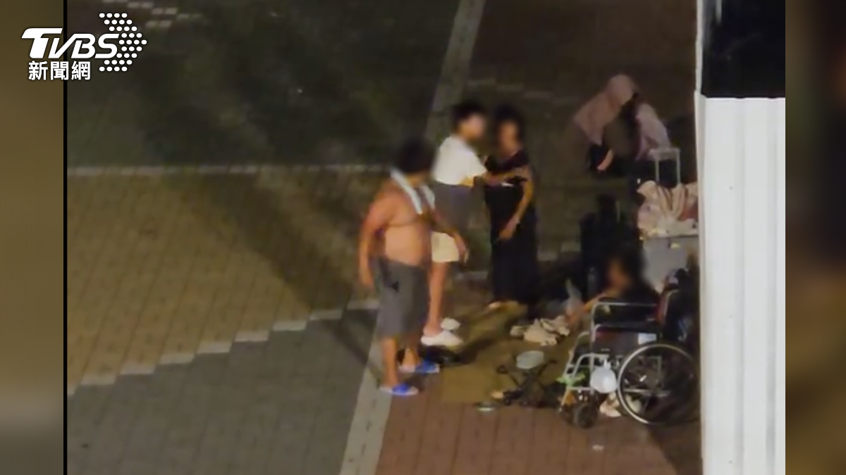 台南火車站前廣場2日晚間11點左右發生一起打架糾紛,一家四口錯過末班車滯留火車站!卻因說話較大聲與街友爆衝突(圖/翻攝 threads@vincent917_)