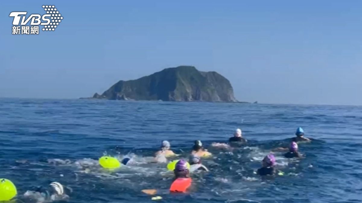 20國中泳將泳渡基隆嶼 ，挑戰7公里長泳。（圖／TVBS）