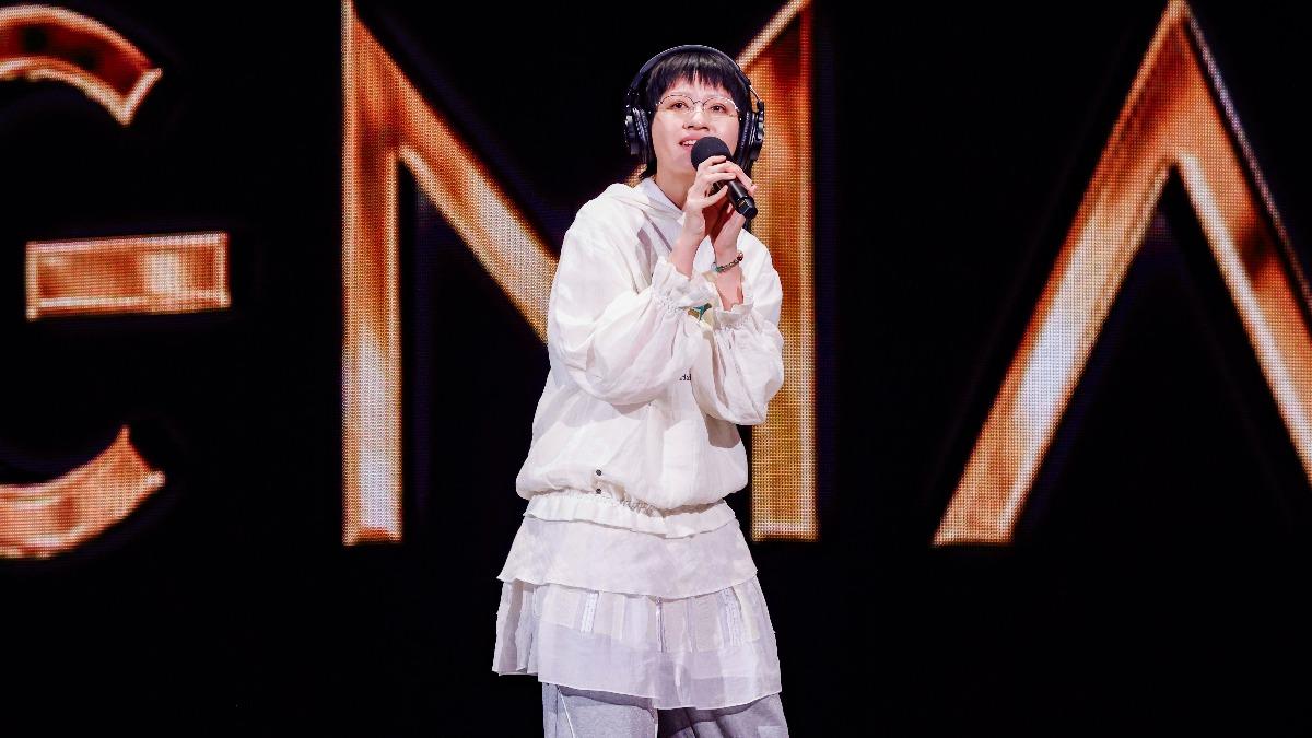 陳嫺靜奪金曲新人掀口水戰!穿帽T領獎開唱遭酸 她親上火線回應了