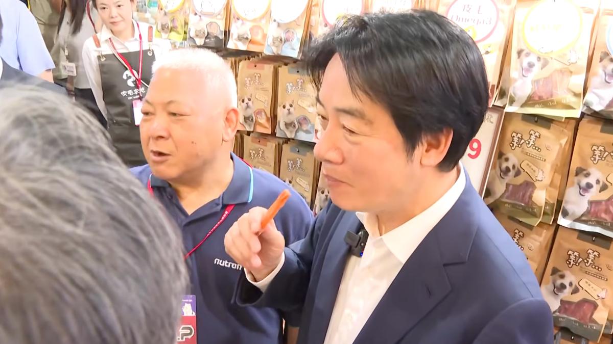 把狗糧塞嘴裡！賴清德點頭直呼「很香」　隨扈、發言人震驚畫面曝