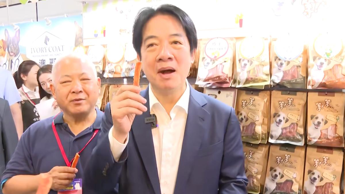 賴清德7月3日出席「2026展昭台北寵物用品展」開幕典禮,試吃狗糧直呼很香。(圖/共訊畫面)