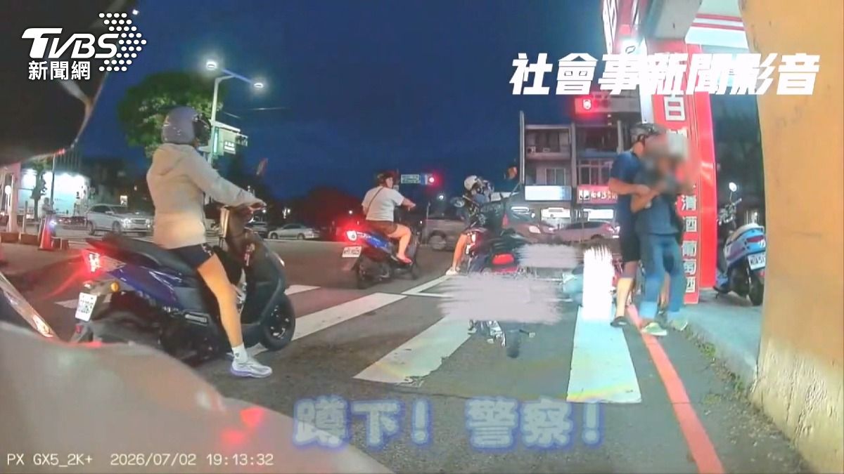 便衣警「拖鞋短褲」偽裝!機車待轉區秒壓制偷車賊。(圖/TVBS)