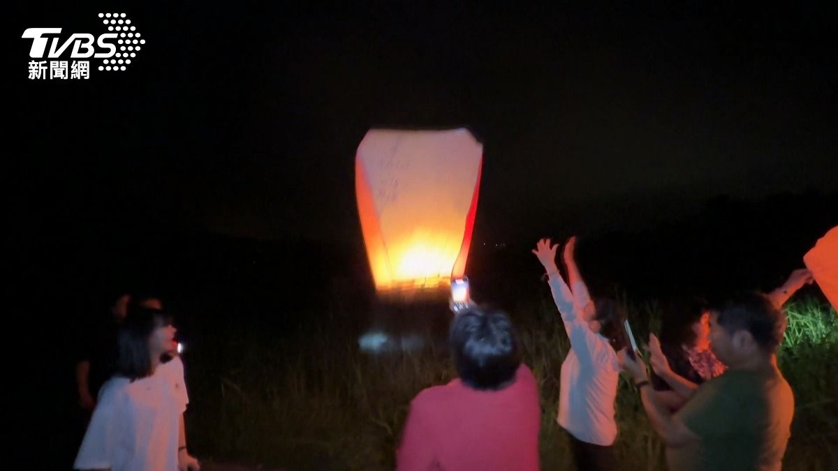 桃芝風災25週年　竹山放120盞天燈。(圖／TVBS) 