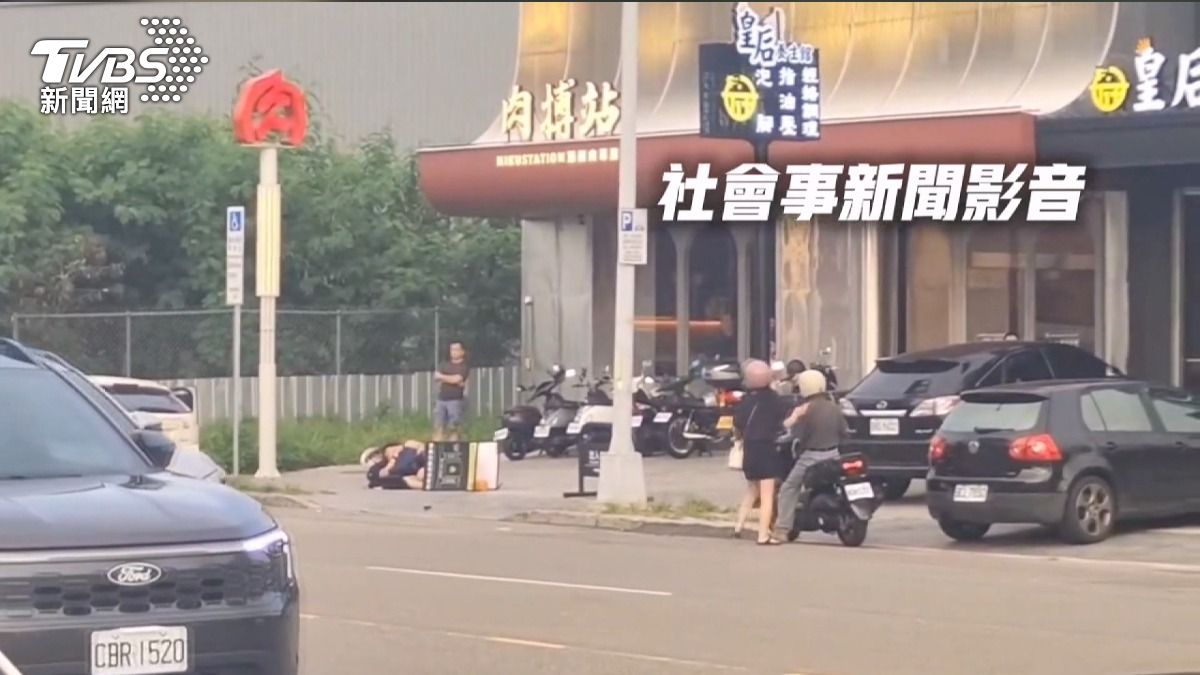 詐欺通緝犯拒檢狂逃!警追緝肉搏扭打 「戰鬥地點」全場歪樓。(圖/民眾提供)