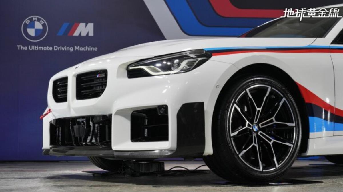 BMW M2 Limited Edition 10 Jahre Taiwan也搭載完整M Performance碳纖維套件。（圖／地球黃金線提供）