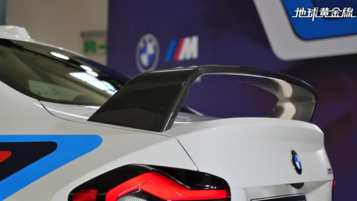 立體大型碳纖維擾流尾翼，呼應BMW M品牌源自賽道的性能血統。（圖／地球黃金線提供）