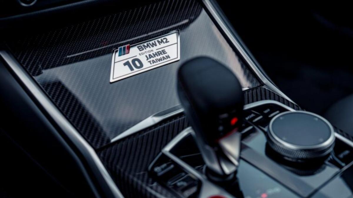 中央碳纖維飾板鑲嵌專屬「BMW M2 Edition 10 Jahre Taiwan」車型銘牌。（圖／BMW提供）