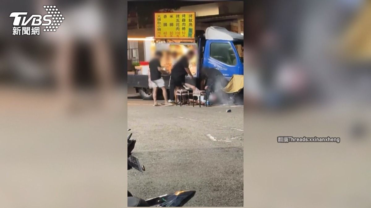 台中望高寮爆街頭快打!男被砸酒罐躺地 香腸攤冷靜烤肉無視。(圖/民眾提供)