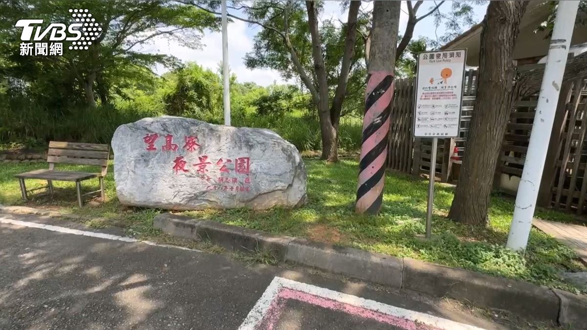 望高寮爆衝突!攤販「淡定烤香腸」。(圖/TVBS)