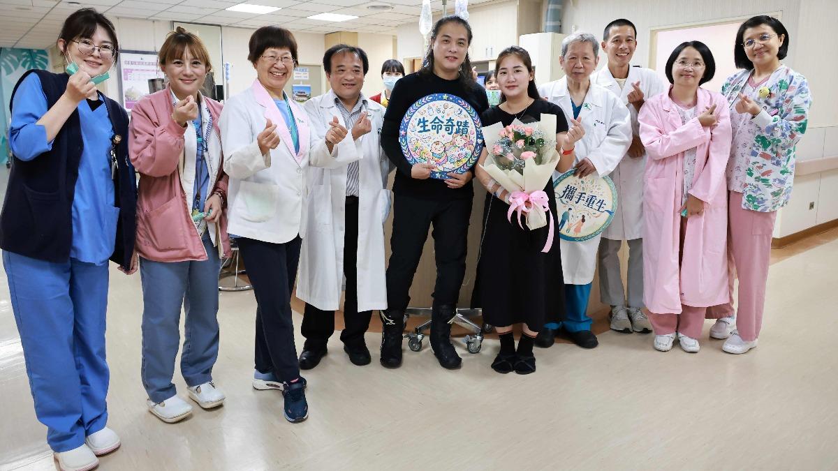 王先生一家三口感謝門諾醫院團隊，在生命最危急時刻，始終守護每一位病人與家庭的信念。（圖／門諾醫院提供）