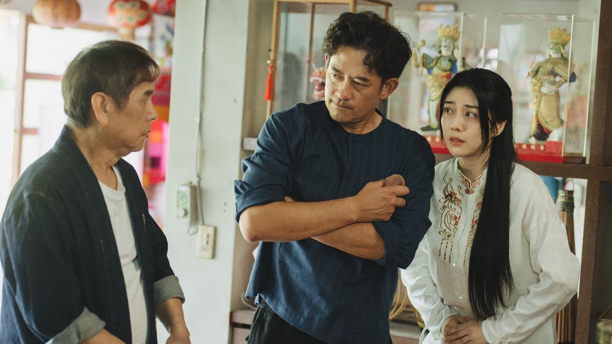 黃西田(左)飾演紙藝老師傅與兒子柯叔元(中)有著多年心結;韓瑜(右)意外讓這對父子的人生產生變化。(圖/Hami Video提供)