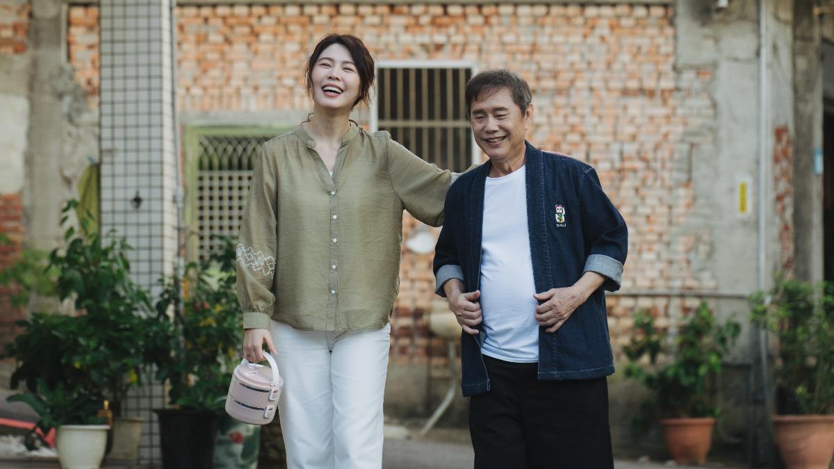白家綺(左)飾演柯叔元的前妻,與黃西田飾演的公公互動自然溫馨。(圖/Hami Video提供)