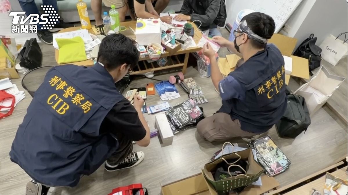 警方另外起獲入場證、應援小卡、手燈等周邊商品。（圖／TVBS）