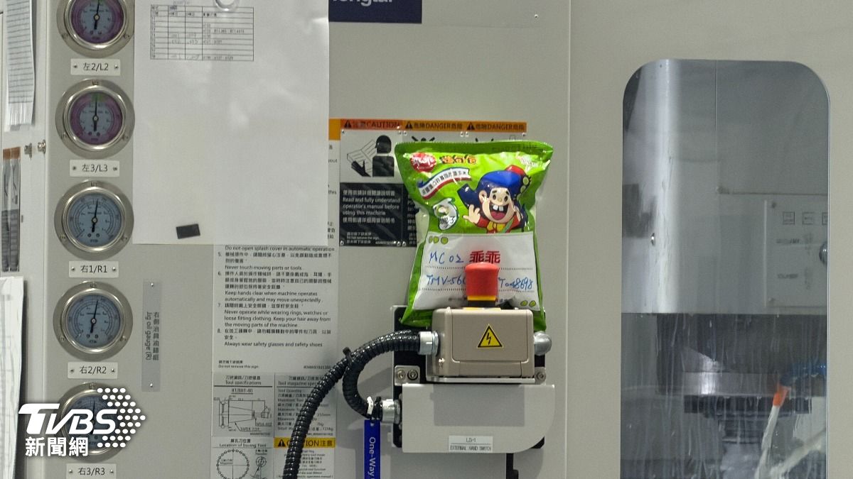 機台也跟隨台灣習俗放上綠色乖乖保平安。(圖／黃貞怡攝)