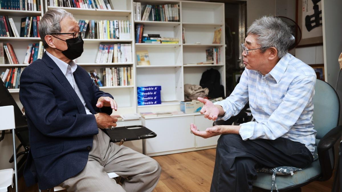 文化部長李遠(左)於今年4月特別到銅鑼灣書店拜訪店長林榮基(右)。(圖/文化部提供)