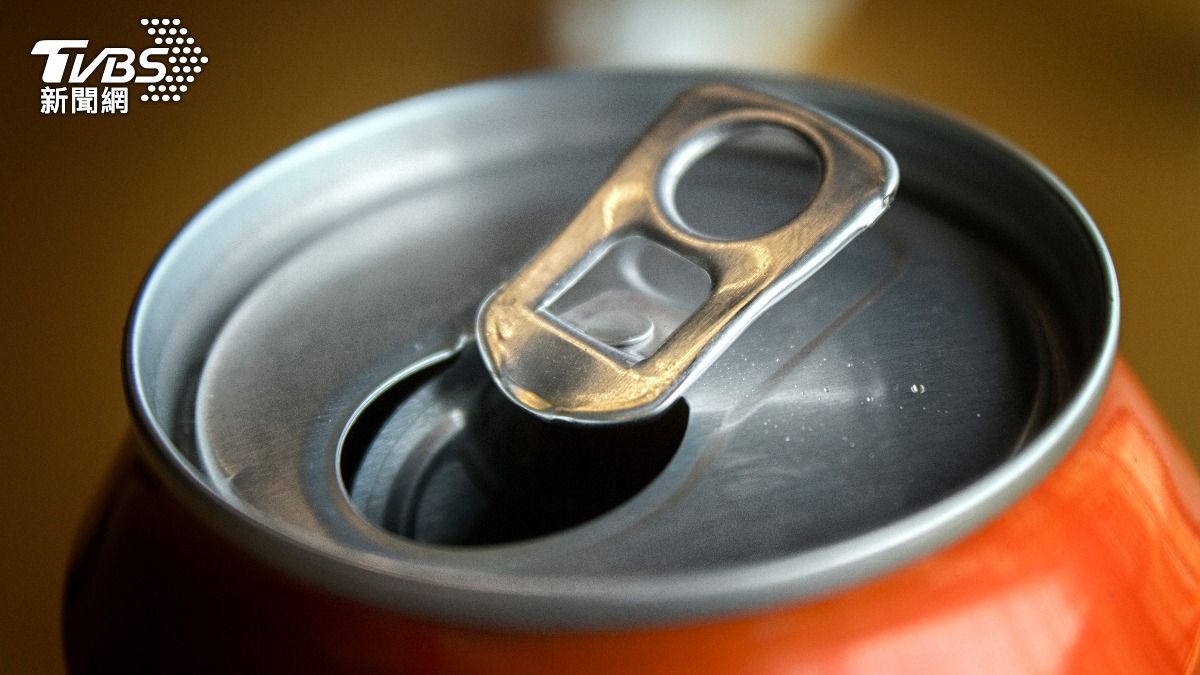 對嘴喝罐裝飲料!陸男感染漢他病毒 醫示警:喝前1動作很重要