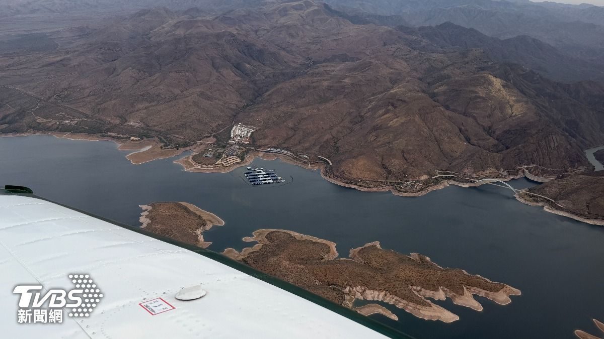 小飛機飛越亞利桑那州羅斯福湖(Roosevelt lake)。(圖／黃貞怡攝) 