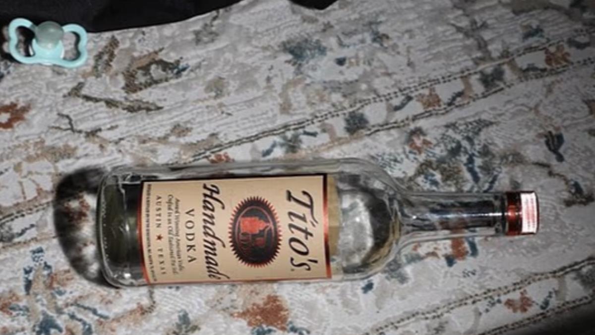 證據顯示,一瓶已喝完的Tito's伏特加酒瓶旁有奶嘴。(圖/翻攝每日郵報)