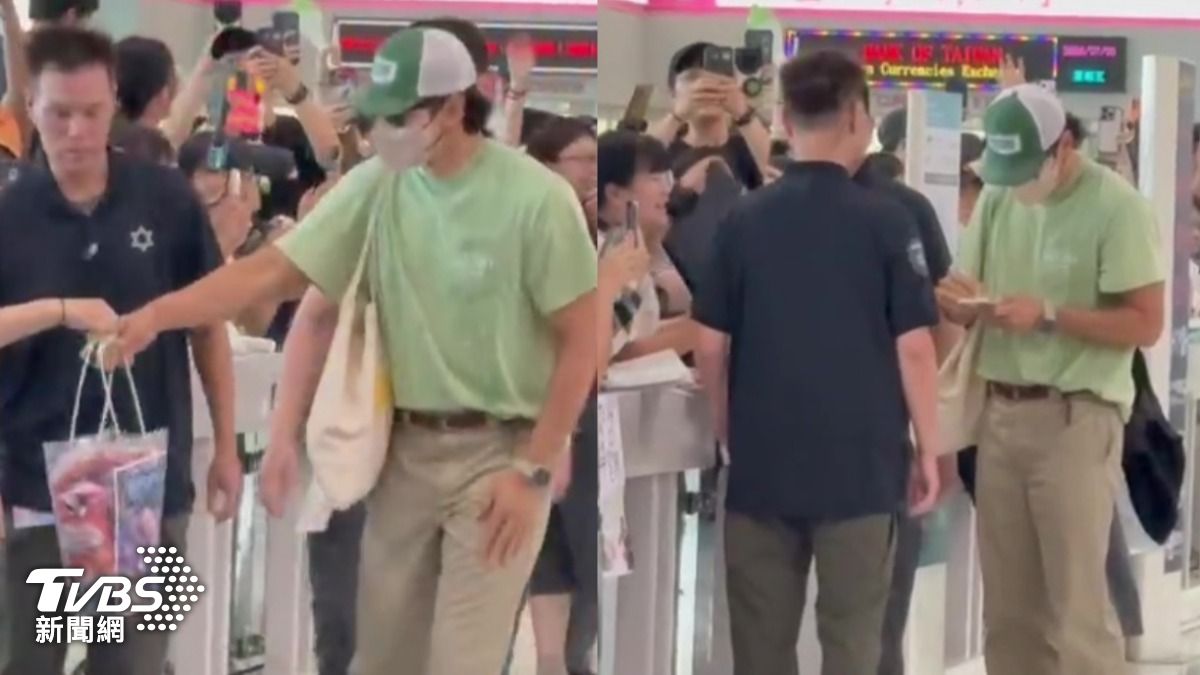 Rain今天下午抵達小港機場,主動送上簽名。(圖/TVBS)