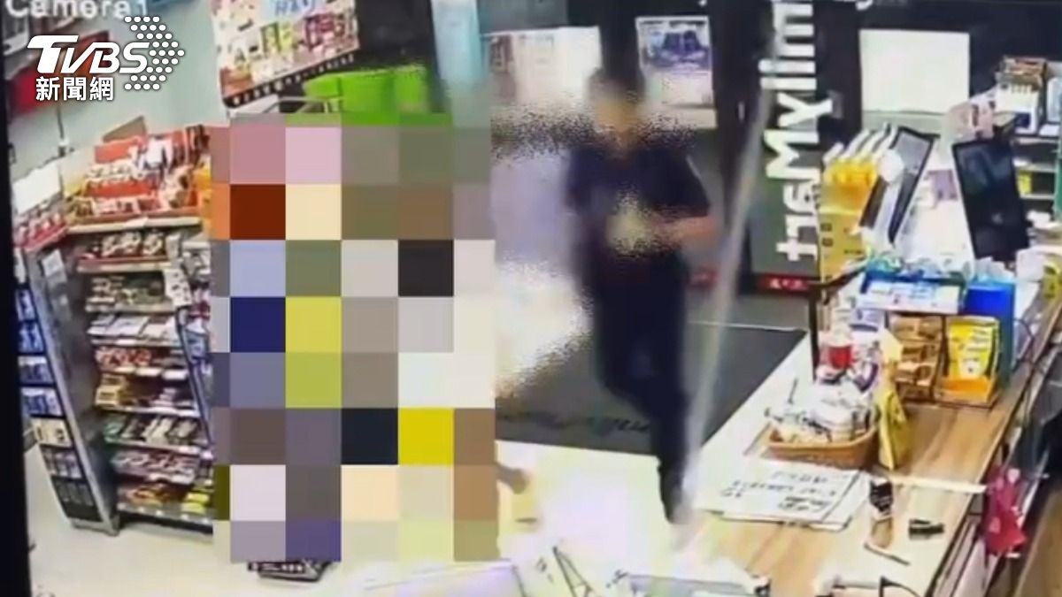 一女子衝到超商向巡邏員警求救，案件才因此曝光。（圖／TVBS）