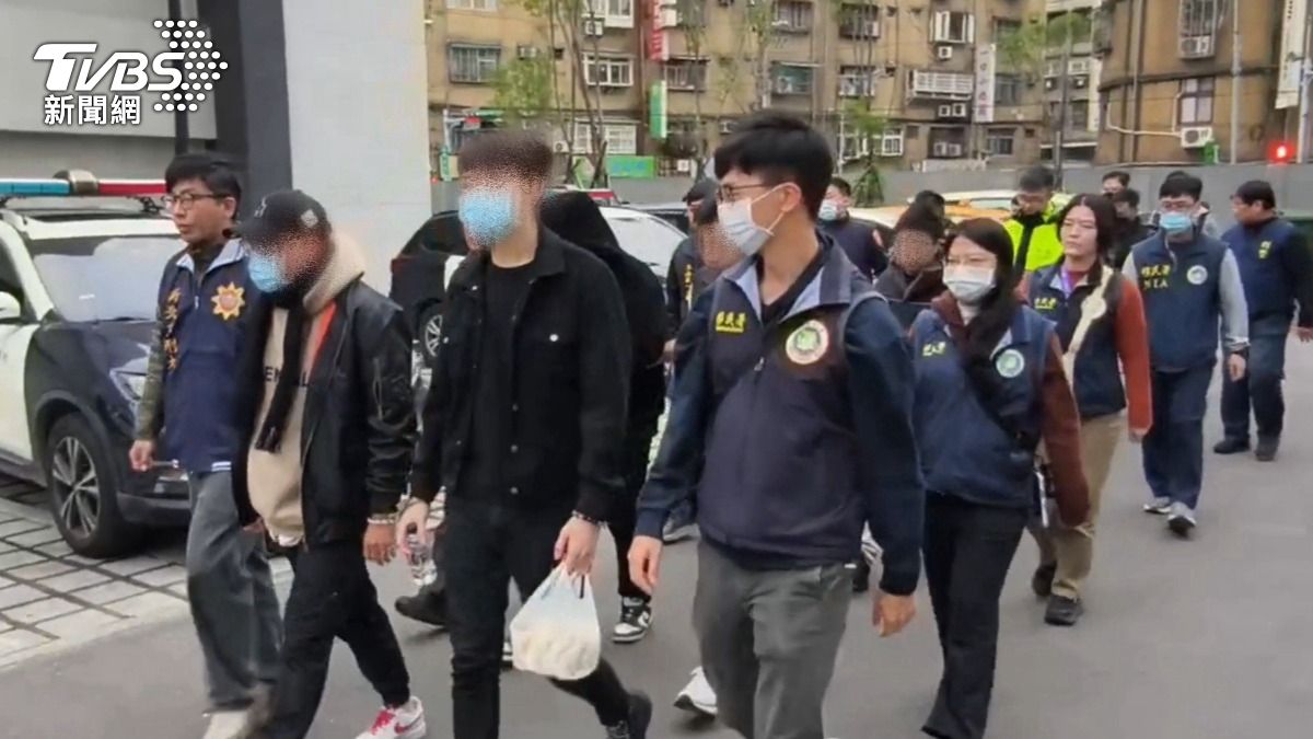 警方逮捕18名犯嫌送辦。（圖／TVBS）