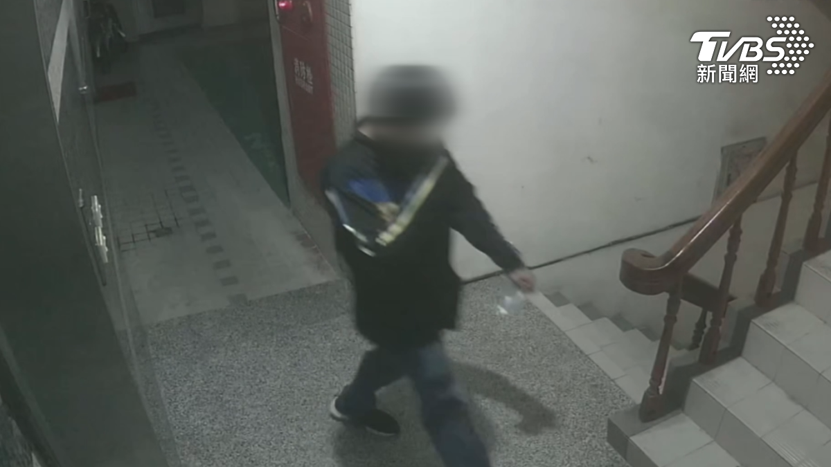 台南永康區一處社區大樓遭小偷，一名陌生男子翻牆進入，走樓梯到了二樓企圖解開電子鎖，解碼失敗，住戶收到手機通知阻止遭竊（圖／TVBS）