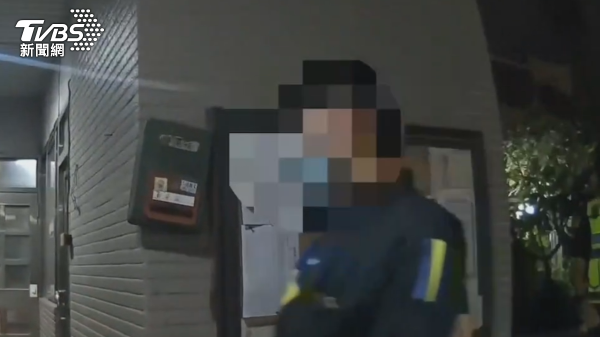 竊賊兩天後又再來一次，相同手法翻牆進來，剛好被準備出門的住戶逮個正著，連忙報警，員警當場就把人逮捕帶回警局（圖／TVBS）