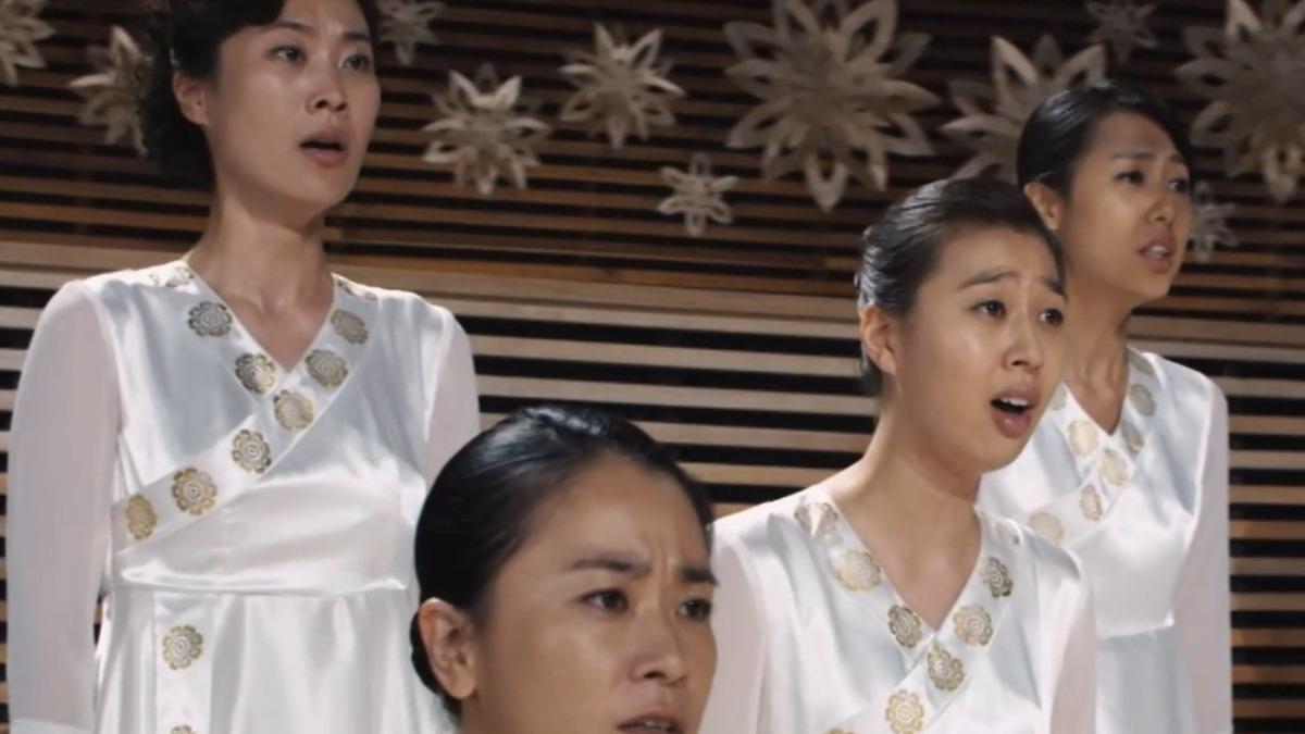 《鐵拳教育》朴智妍(左3)曾參與演出2010年韓版《美麗的聲音》。(圖/CJ ENM提供)