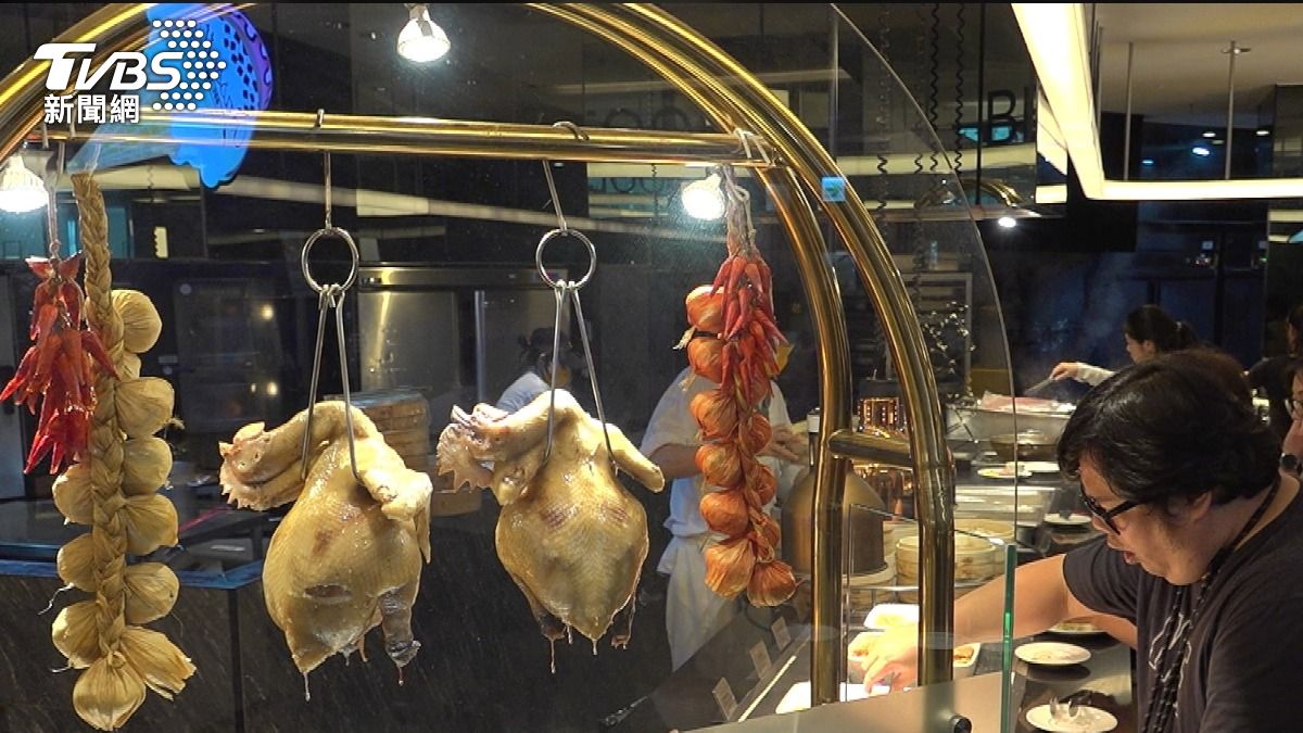 自助餐廳導入AI廚餘機，將剩食數據化，協助精準控餐。（圖／TVBS）
