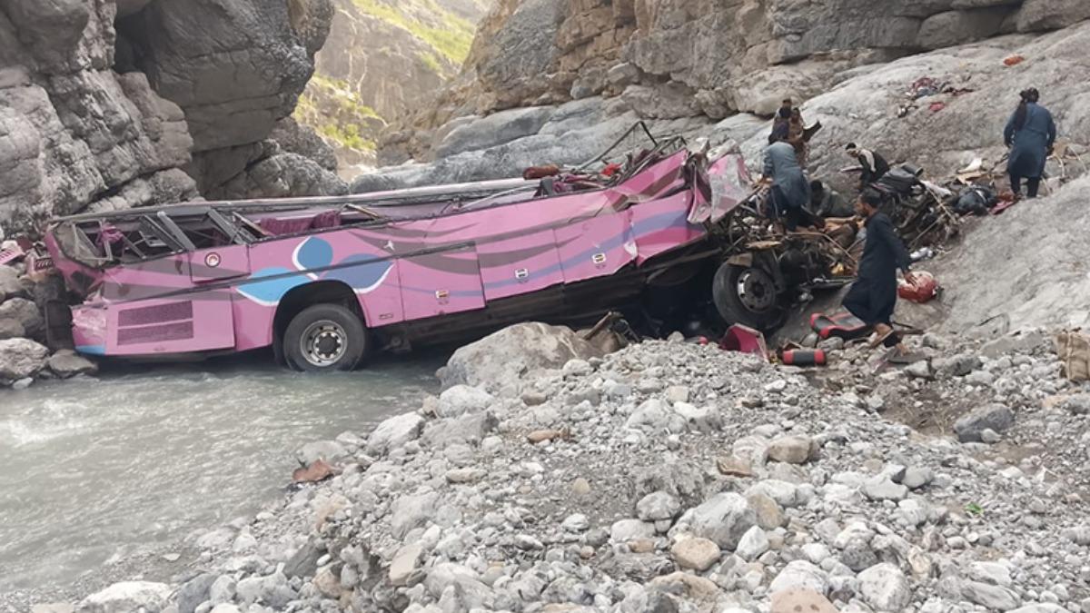 巴基斯坦巴士超載惹禍!墜24m深大峽谷 40人死亡