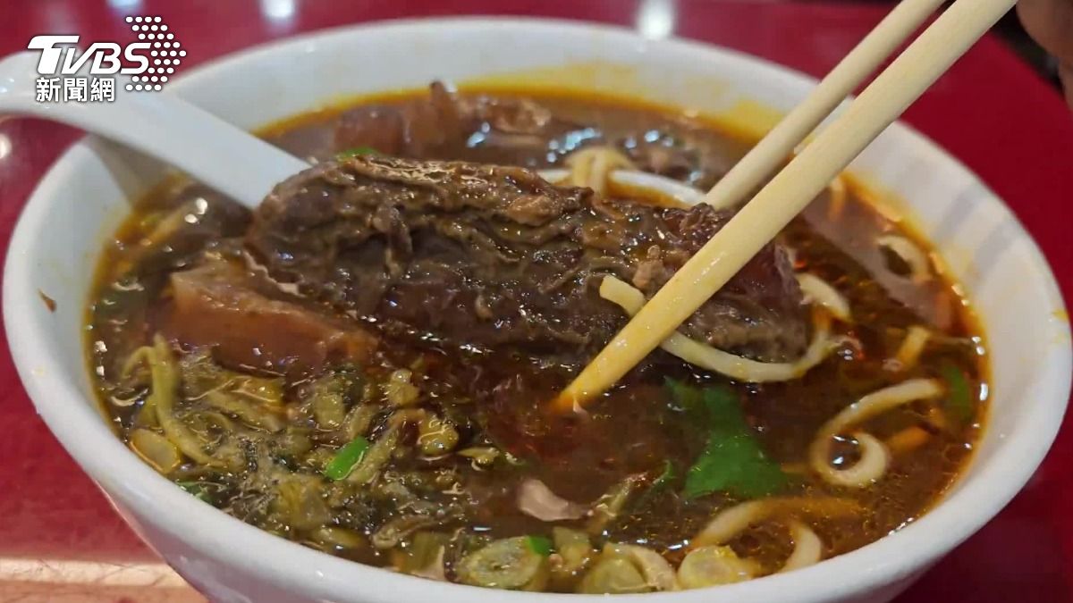 開業近六十年的排隊名店「真善美牛肉麵」近期被發現漲價。(圖/TVBS)