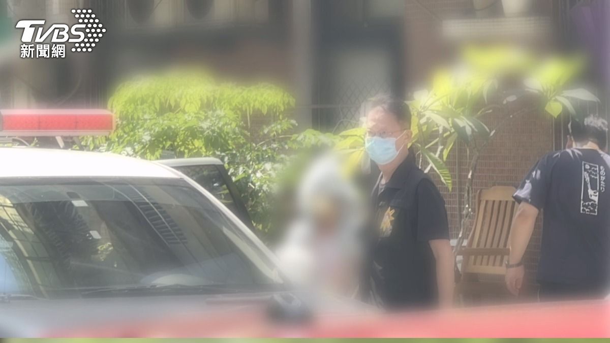 19歲姊姊疑因不滿15歲弟弟玩線上遊戲時音量過大,雙方發生口角後,姊姊從廚房取出水果刀,從後方割傷弟弟頸部。(圖/TVBS)