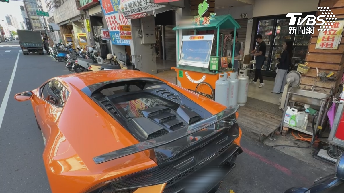 高雄新堀江商圈,有一攤超強的烤雞攤車,門口經常停一輛俗稱「小牛」的藍寶堅尼超跑,其實這是他們的外送車!(圖/TVBS)