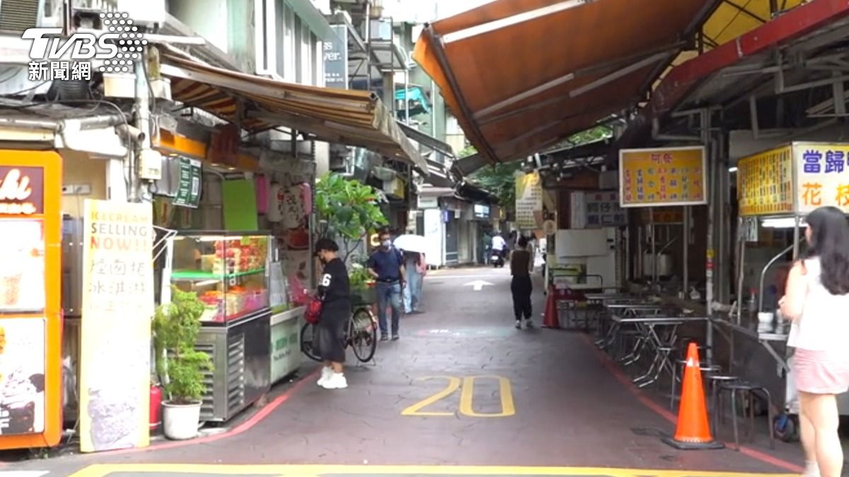 深夜卸貨產生的噪音跟擋道成住商難題。(圖/TVBS)