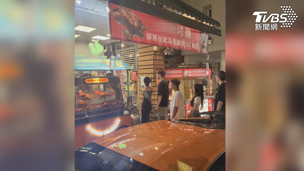 小小攤位不少粉絲來朝聖,全是因為老闆用跑車來外送烤雞,父親偶爾來幫忙,就開家裡的超跑來外送(圖/TVBS)
