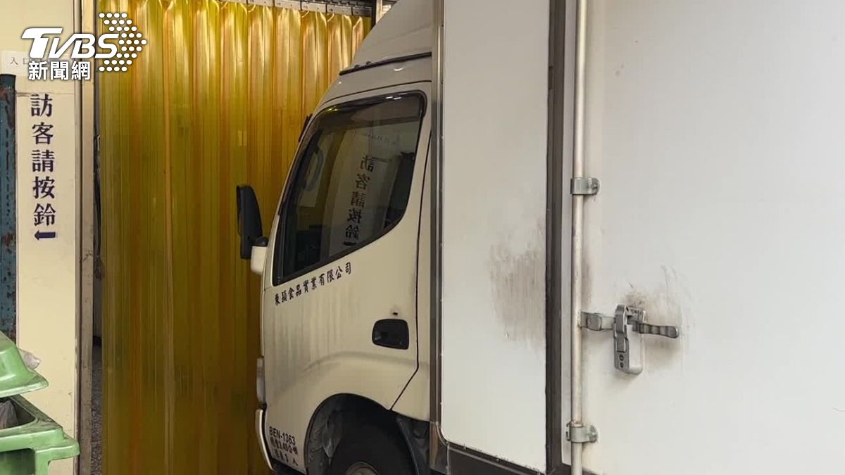 新北東穎食品進口福懋散裝黃豆油，多達1萬1100公斤。（圖／TVBS）