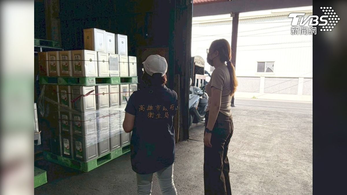 高雄衛生局局長親自帶隊稽查,截至3號中午,801家長照機構裡則有3家曾用問題油,高雄市23家問題油品中盤商也已經下架回收786桶(圖/TVBS)