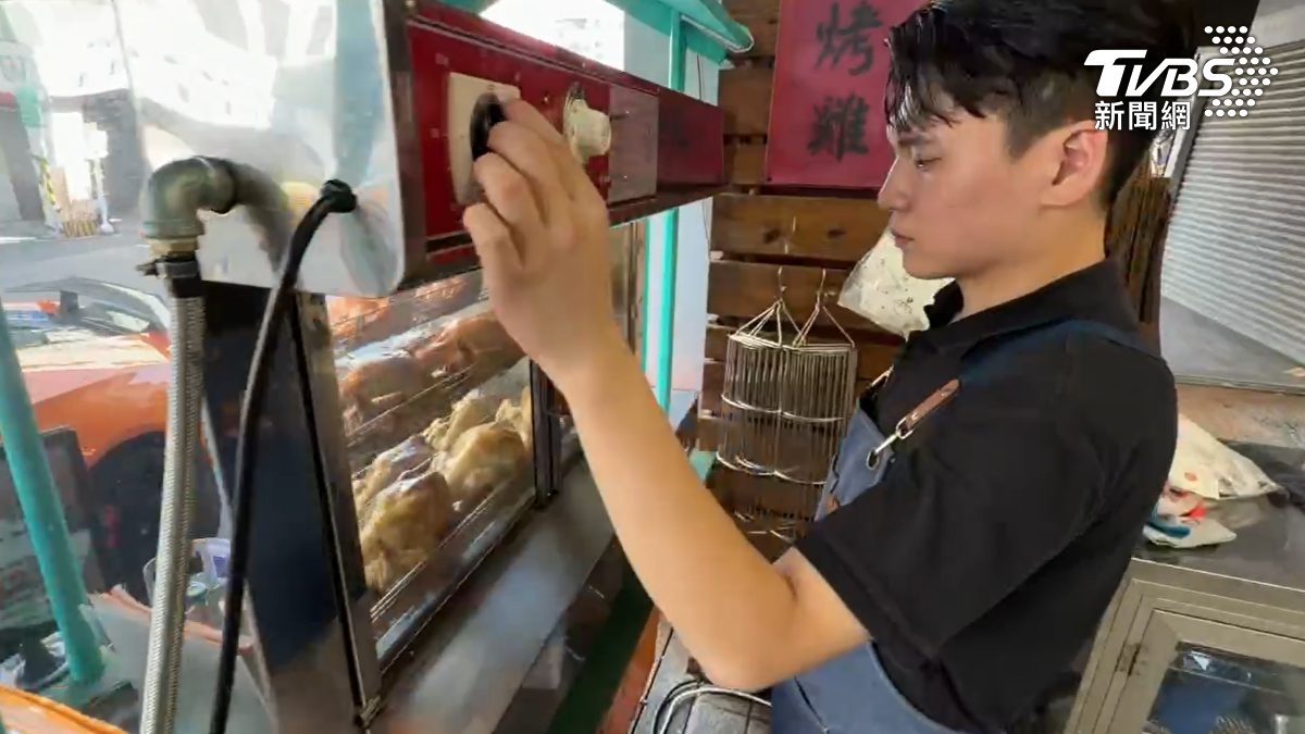 老闆的阿嬤生前在台北開川菜館,加上從小耳濡目染,除了對吃有絕對味覺,食材處理還有特別堅持,以及爸爸資金周轉,短兩個月就擴展了四間加盟店(圖/TVBS)