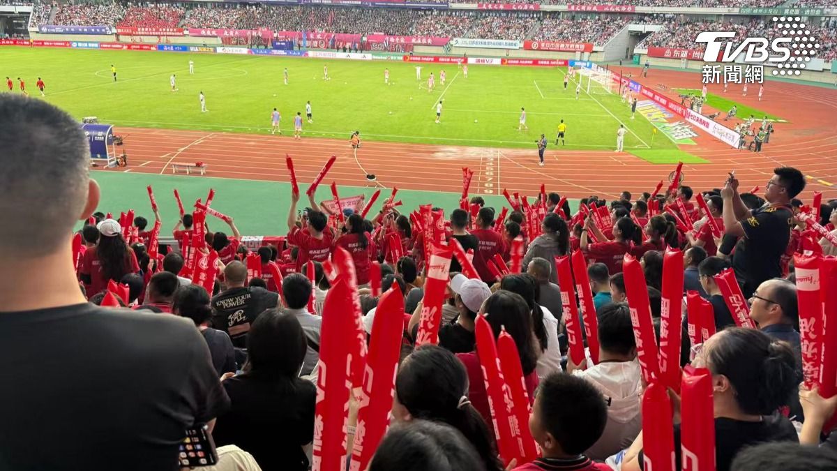 江蘇「蘇超」主場三萬球迷揮舞紅色加油棒,現場氣氛熱烈沸騰。(圖/TVBS)