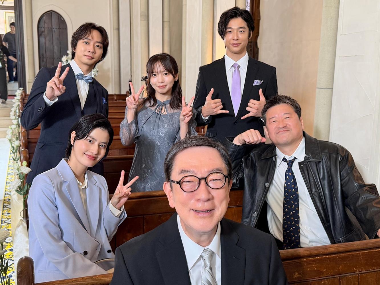 佐藤二朗(中排右)跟橋本愛(中排左)劇中演夫妻,但鮮有合照,即便有也頗有距離。(圖/翻攝自fufu_deka_cx推特)