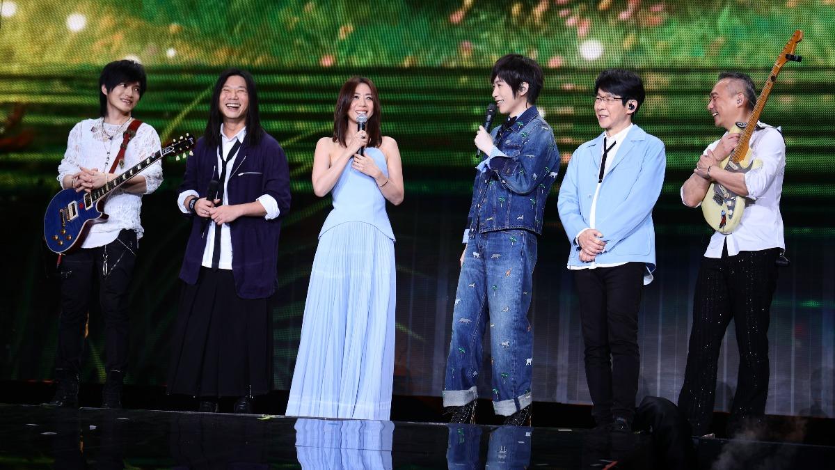 直擊/五月天開唱「阿信十指緊扣超美女神」 被爆3天不回私訊:人格很多種