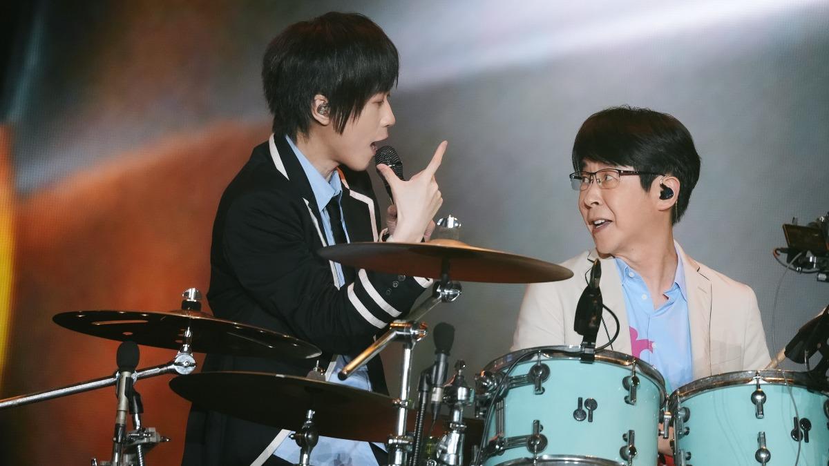 五月天玩瘋了！衝下台嗨唱「捕獲野生樂團主唱」　連金曲紅毯主持人也在