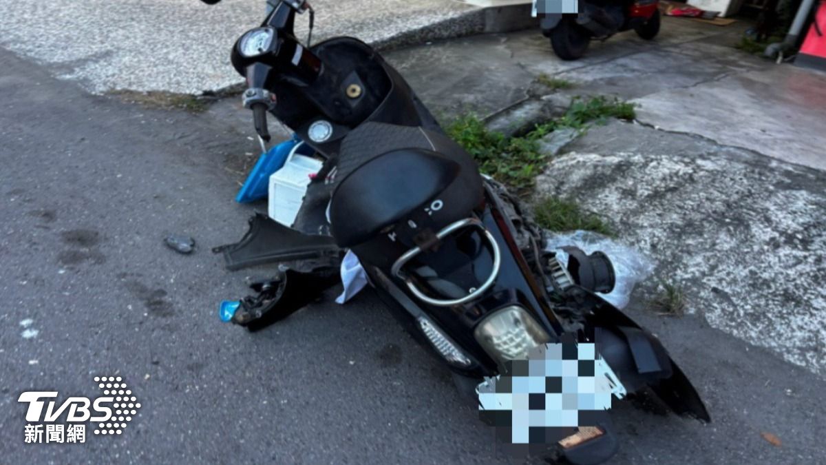 少女機車卡在小貨車底盤，被一路拖行超過100公尺。（圖／TVBS）
