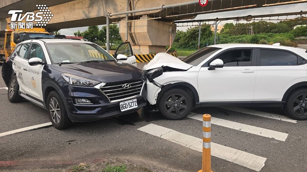 警車車尾遭撞後旋轉一圈,員警腦震盪、轎車駕駛頭部手部挫傷。(圖/TVBS)