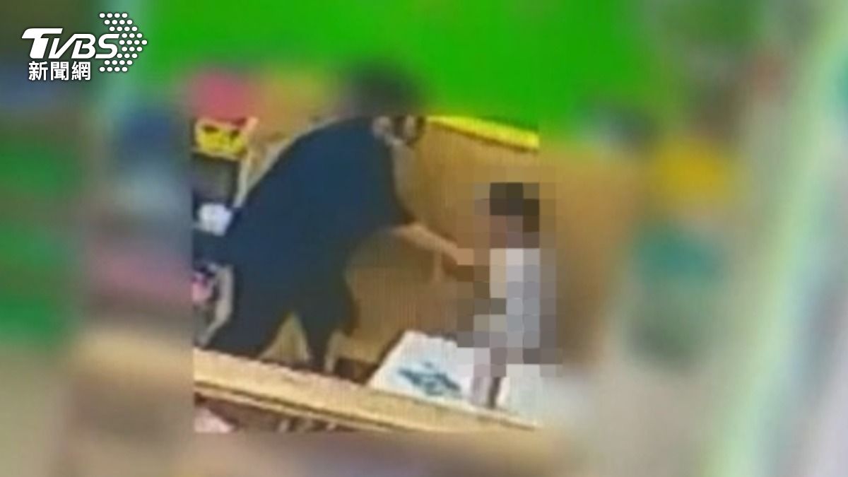 教保員狠推幼兒,將其逼至牆角。(圖/TVBS)