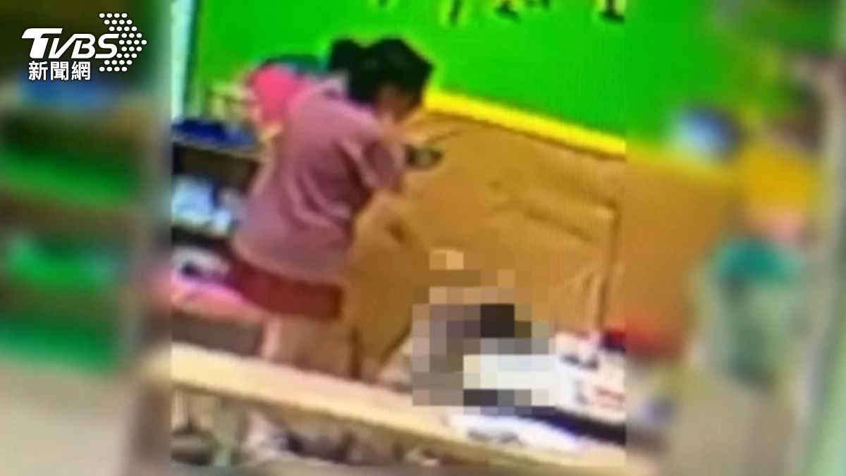 幼童雙手抱頭蜷縮在地板。(圖/TVBS)