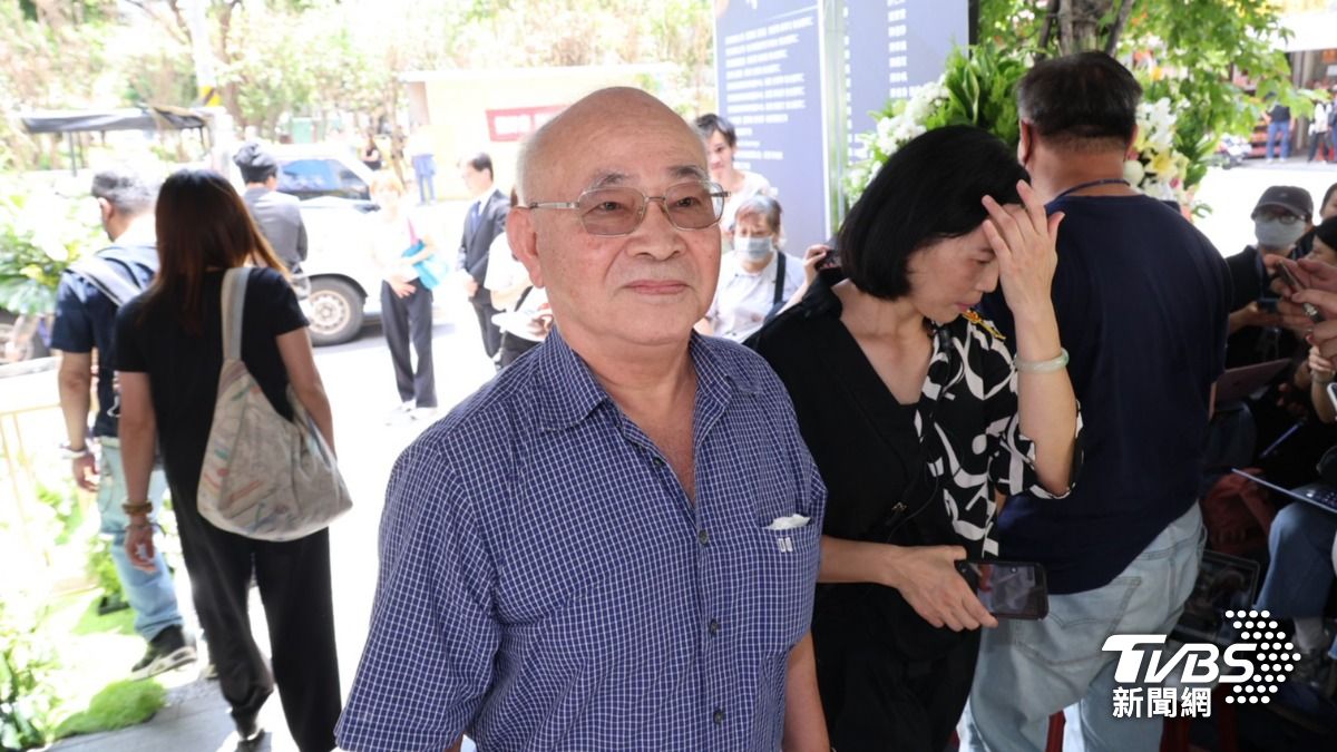 76歲傅子純爸強忍「白髮人送黑髮人」至痛送別兒子! 擠笑鞠躬謝媒體多年照顧